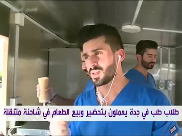 شاهد طلاب طب سعوديون يعملون في شاحنة للطعام