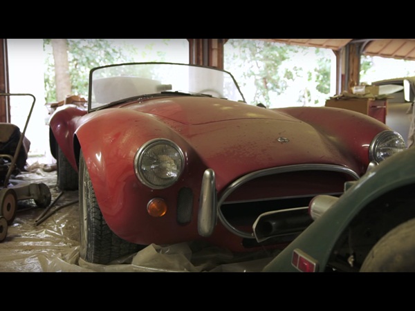 يعثرون على كنز مخبأ في مرآب سيارة مهجور .. فيديو