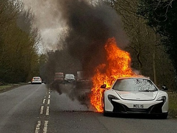 اشتعال سيارة ماكلارين على الطريق .. ونجاة من كانوا بالسيارة