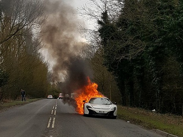 اشتعال سيارة ماكلارين على الطريق .. ونجاة من كانوا بالسيارة