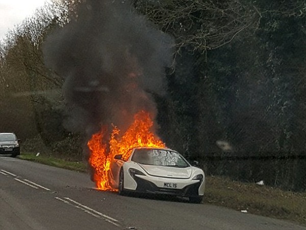 اشتعال سيارة ماكلارين على الطريق .. ونجاة من كانوا بالسيارة