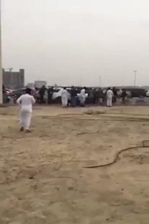 فيديو .. أصحاب دراجات نارية ينهالون بالضرب على سيارة