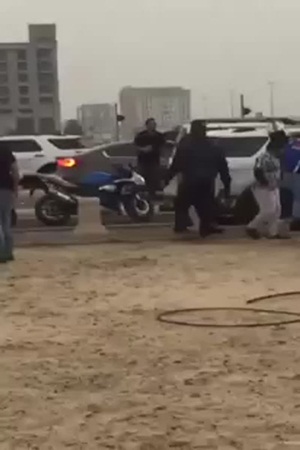 فيديو .. أصحاب دراجات نارية ينهالون بالضرب على سيارة
