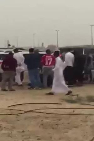 فيديو .. أصحاب دراجات نارية ينهالون بالضرب على سيارة