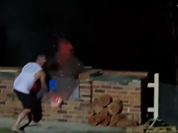 بالفيديو: شواية تنفجر في وجه رجل فجأة أثناء حفل شواء!