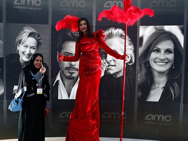بالفيديو: افتتاح أول صالة سينما في السعودية!