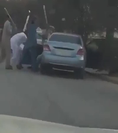 فيديو .. اعتداء باكستانيون على رجل في سيارته