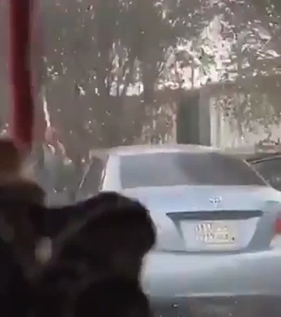 فيديو .. اعتداء باكستانيون على رجل في سيارته