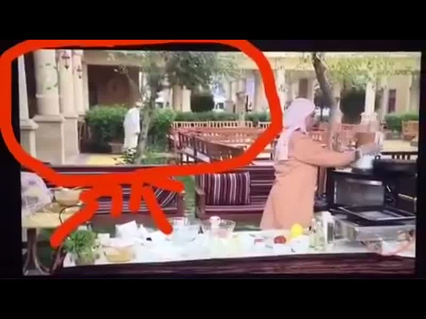 فيديو طريف .. شاهد ما يدور في خلفية البرنامج