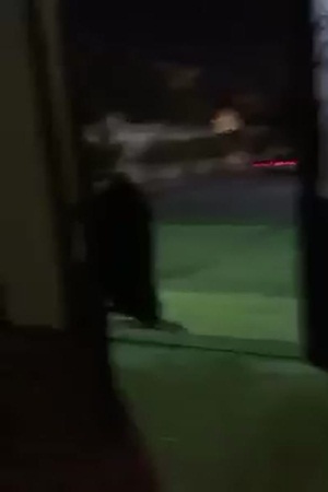 مواطن يصور سيدة تقتحم منزله .. فيديو