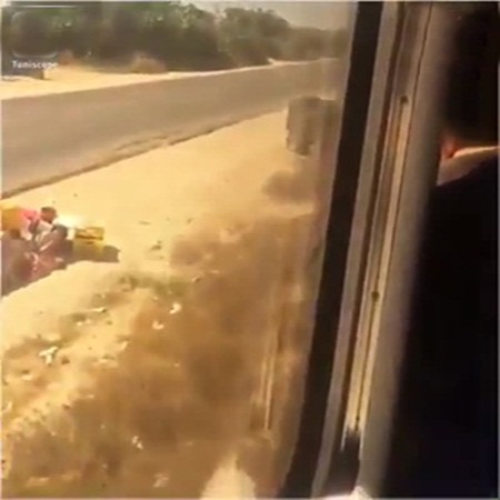بالفيديو .. يوقف القطار لشراء بعض الفاكهة