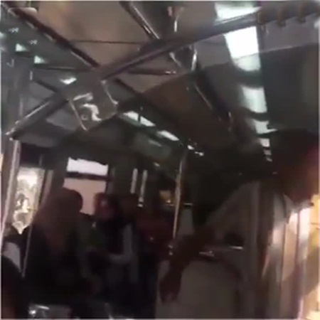 بالفيديو .. يوقف القطار لشراء بعض الفاكهة