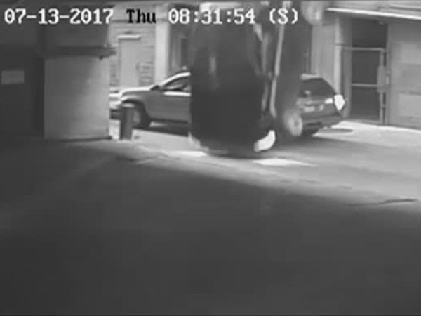 بالفيديو .. سيارة تقفز من موقف متعدد الأدوار وتنقلب فوق سيارة أخرى