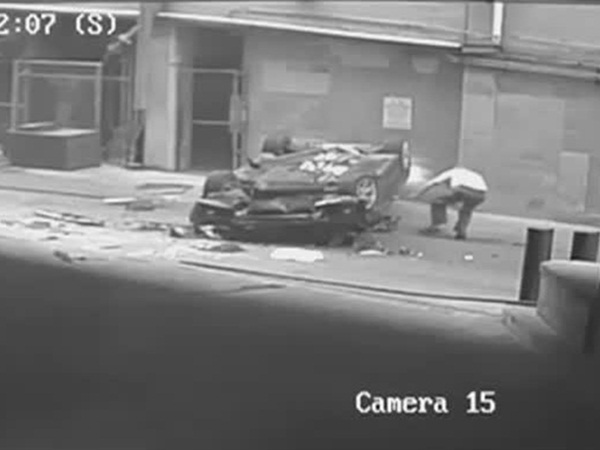 بالفيديو .. سيارة تقفز من موقف متعدد الأدوار وتنقلب فوق سيارة أخرى