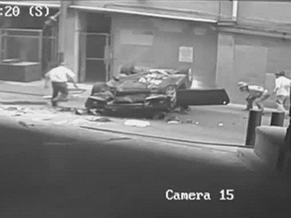 بالفيديو .. سيارة تقفز من موقف متعدد الأدوار وتنقلب فوق سيارة أخرى