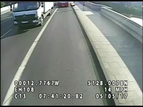 بالفيديو .. عدّاء كاد يتسبب في موت امرأة
