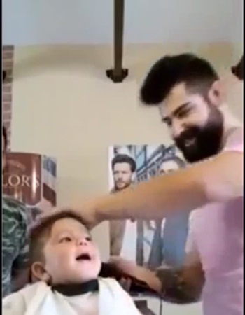 بالفيديو .. شاهد رد فعل هذا الطفل عند حلاقة شعره