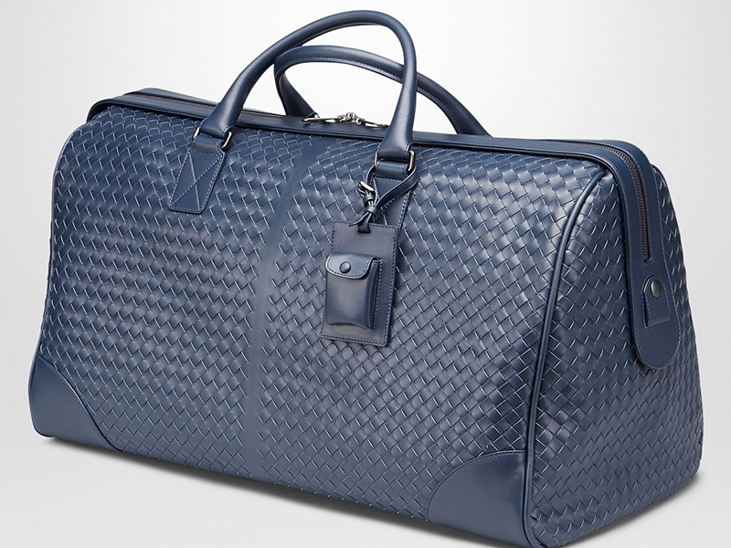 مع اقتراب موسم الأعياد.... Bottega Veneta تطلق دليلها للهدايا المثالية للرجل العصري