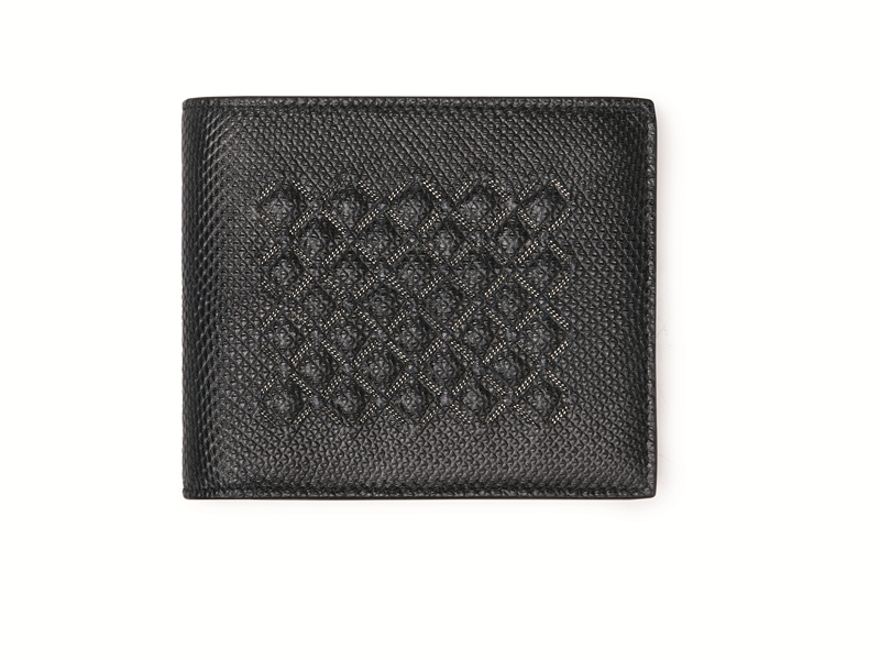 مع اقتراب موسم الأعياد.... Bottega Veneta تطلق دليلها للهدايا المثالية للرجل العصري