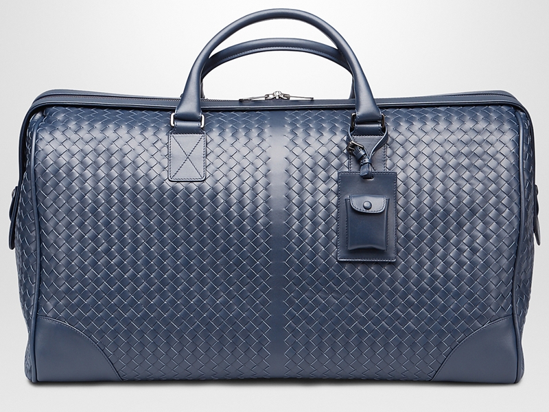 مع اقتراب موسم الأعياد.... Bottega Veneta تطلق دليلها للهدايا المثالية للرجل العصري