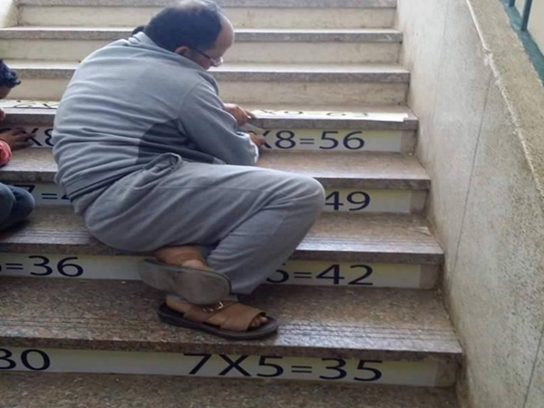 شاهد ماذا فعل هذا المعلم كي يساعد الطلبة على حفظ جدول الضرب