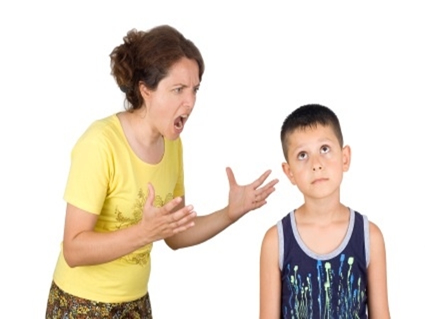 أم تطلب الشرطة لابنتها