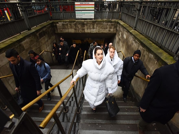 بذلة النوم المحمولة للنوم في المواصلات العامة