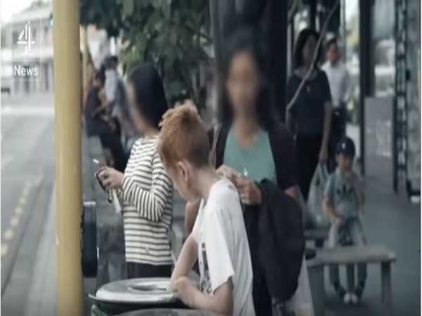 شاهد كيف تفاعل العالم المتقدم مع مشهد طفل يأكل من القمامة