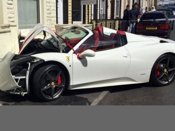 عريس يحطم سيارته الفيراري يوم زفافه