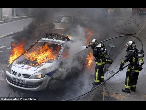 متظاهرون يحرقون سيارة شرطة والسائق بداخلها