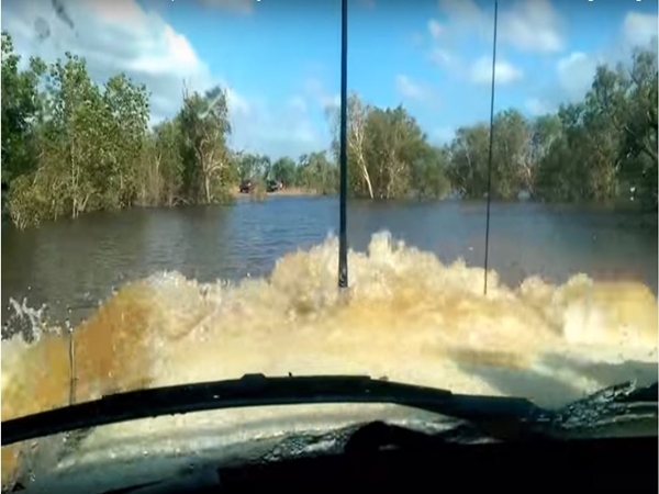 تويوتا لاند كروزر ليست للأرض فقط