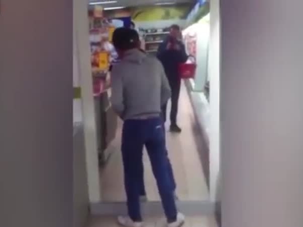 فيديو مضحك ... مخمور يتشاجر مع انعكاسه في المرآة