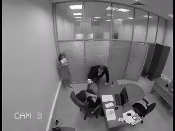 شاهد رد فعل أحد الموظفين بعد فوزه باليانصيب