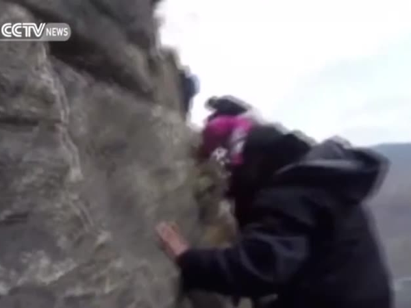 شاهد .. رحلة الأطفال التي تواجه الموت يوميًا كي يحصلوا على التعليم