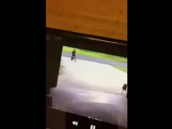 فيديو مؤثر .. لماذا يتسلل هذا الطفل يوميًا إلى منزل هذه السيدة