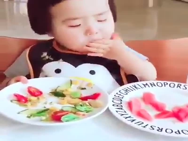 شاهد طفل صيني يأكل بشراهة يثير الإعجاب والحسد على الفيس بوك