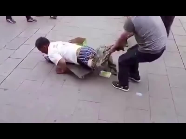 قام بفضح هذا المتسول النصاب .. شاهد كيف فعلها