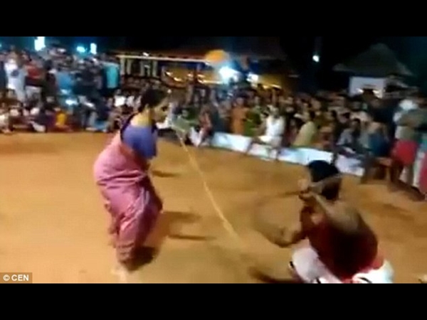 شاهد كيف تبارت هذه السيدة مع شاب بنصف عمرها