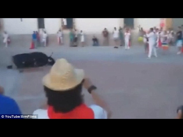 وفاة امرأة خلال أحد المهرجانات بأسبانيا بأغرب الطرق .. شاهد بالفيديو