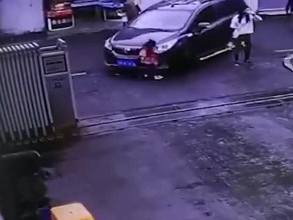 سيارة تدهس طفلة ووالدتها تحتسي القهوة .. فيديو