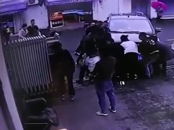سيارة تدهس طفلة ووالدتها تحتسي القهوة .. فيديو