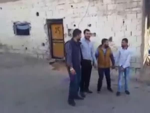 يحتفل بطلاقه على غرار احتفالات الزواج .. فيديو