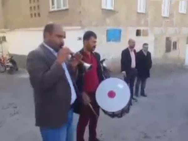يحتفل بطلاقه على غرار احتفالات الزواج .. فيديو