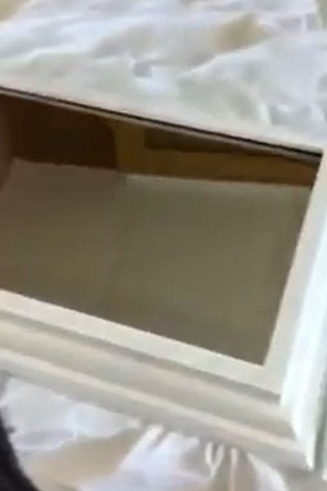 يكتشف وجود كاميرا داخل حمام غرفة الفندق .. فماذا كان رد الإدارة