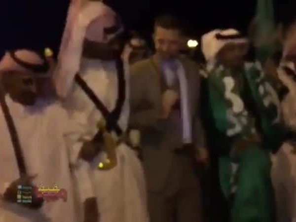فيديو طريف للقتصل الأمريكي أثناء العرضة السعودية