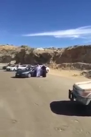 بالفيديو .. لهذا السبب أوقف أمير مكة موكبه