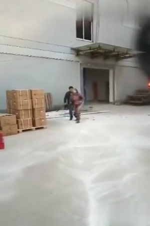 يضحي بحياته من أجل إنقاذ هاتفه .. فيديو