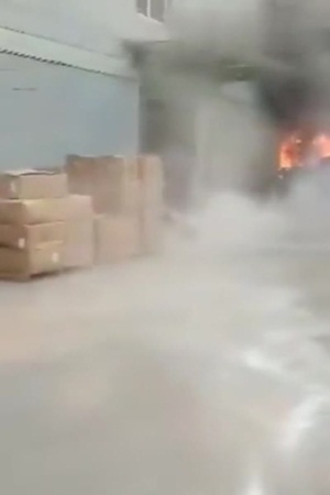 يضحي بحياته من أجل إنقاذ هاتفه .. فيديو