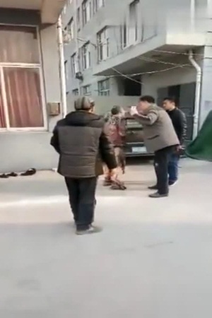 يضحي بحياته من أجل إنقاذ هاتفه .. فيديو