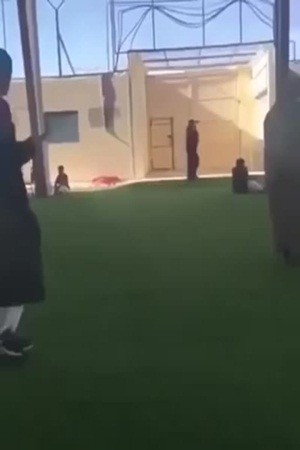 بالفيديو .. مفحط يقتحم مدرسة ويصيب الطلبة بالهلع